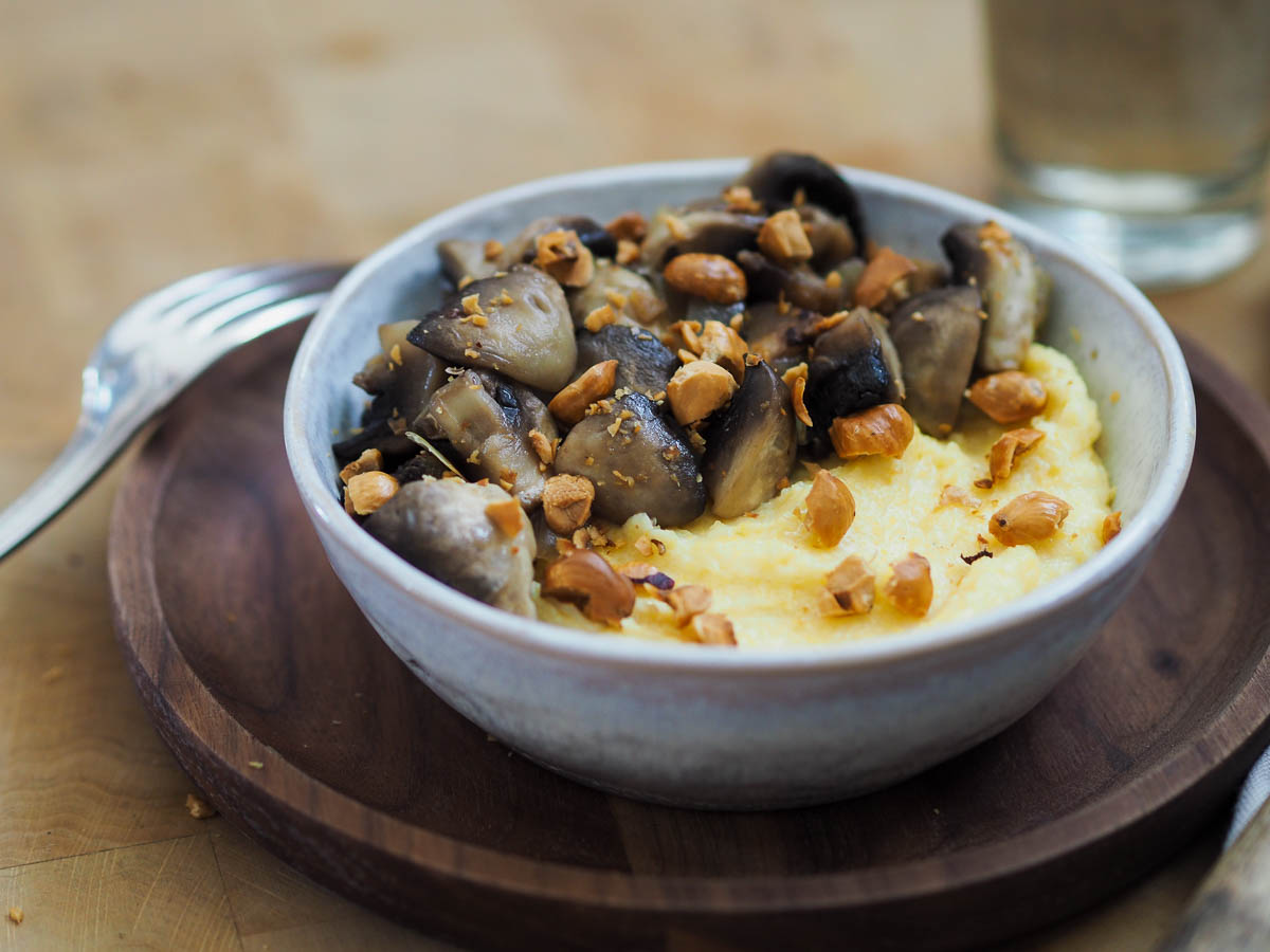 Polenta maison crémeuse garnie de champignons de paris poêlés et noisettes torréfiées