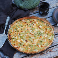 tarte gourmande ultra facile ç réaliser avec de la rhubarbe et de la pomme