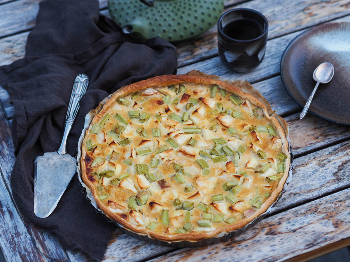 tarte gourmande ultra facile ç réaliser avec de la rhubarbe et de la pomme