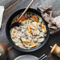 Emincé de poulet à la crème et aux champignons de Paris