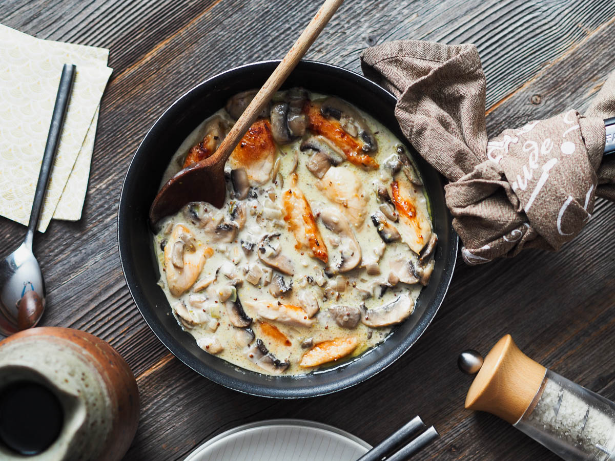 Emincé de poulet à la crème et aux champignons de Paris