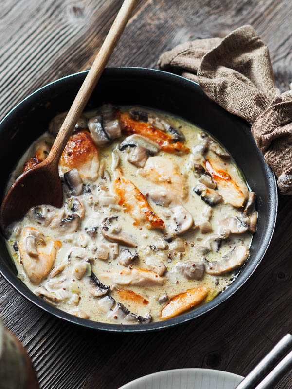 poulet à la crème avec des champignons de Paris