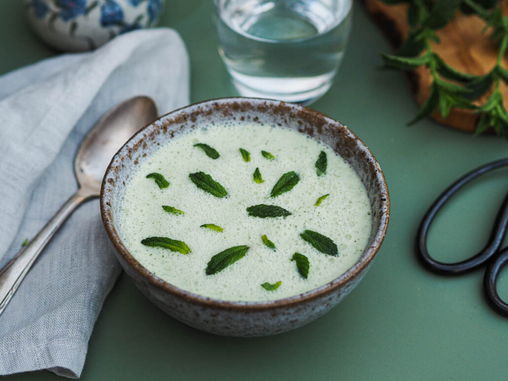 gaspacho vert en trois ingrédients, au concombre parfumé à la menthe