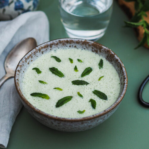 gaspacho vert en trois ingrédients, au concombre parfumé à la menthe