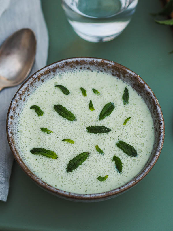 concombre, menthe et fromage blanc pour une soupe froide délicieuse