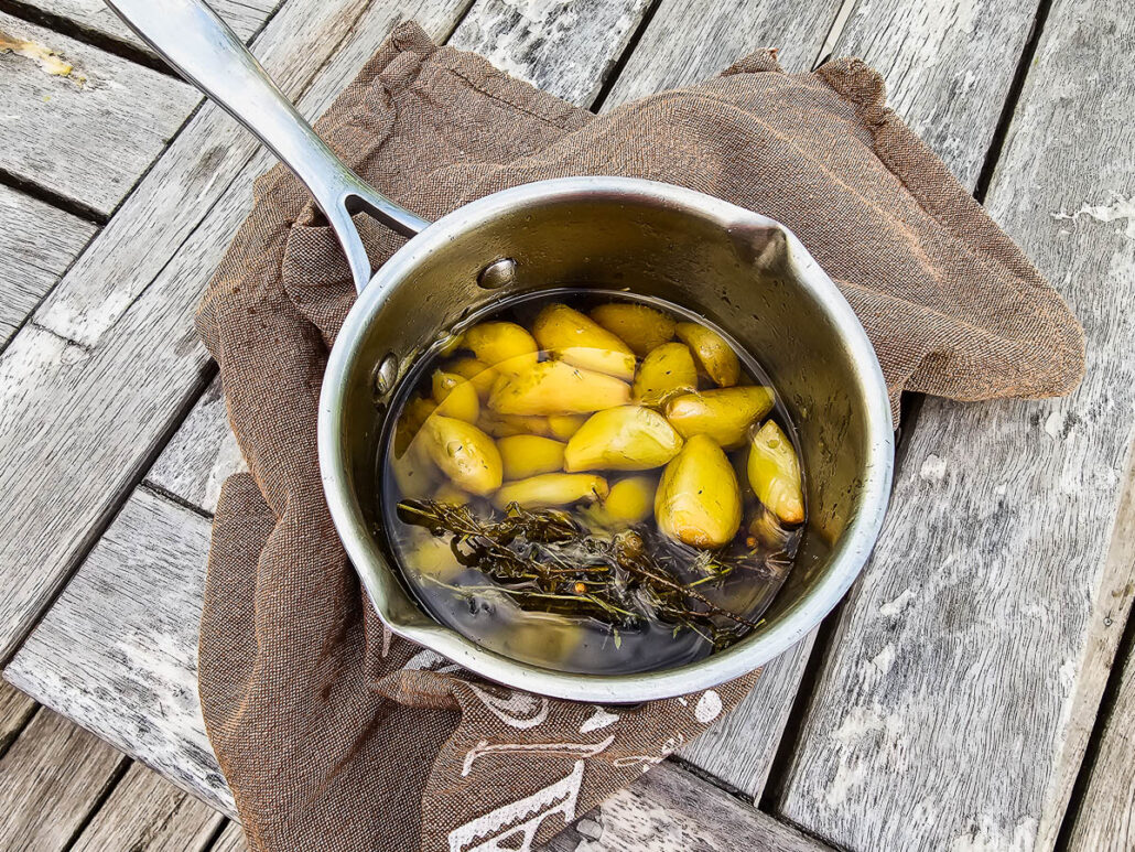 gousses d'ail cuites à la casserole dans de l'huile d'olive jusqu'à ce qu'elles soient confites