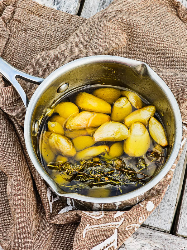 gousses d'ail rôties dans de l'huile d'olive