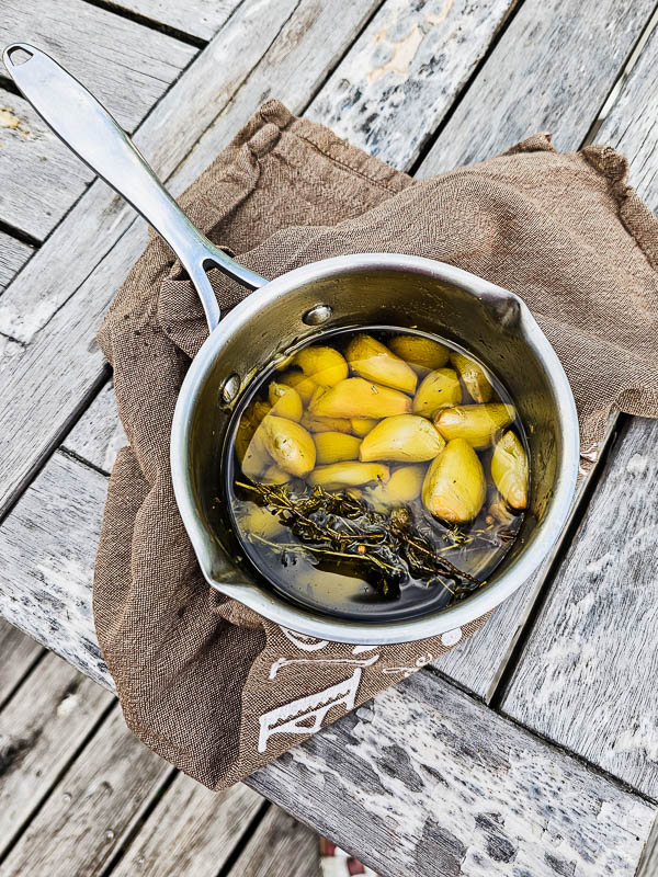 ail confit à l'huile d'olive, tout simplement dans une casserole